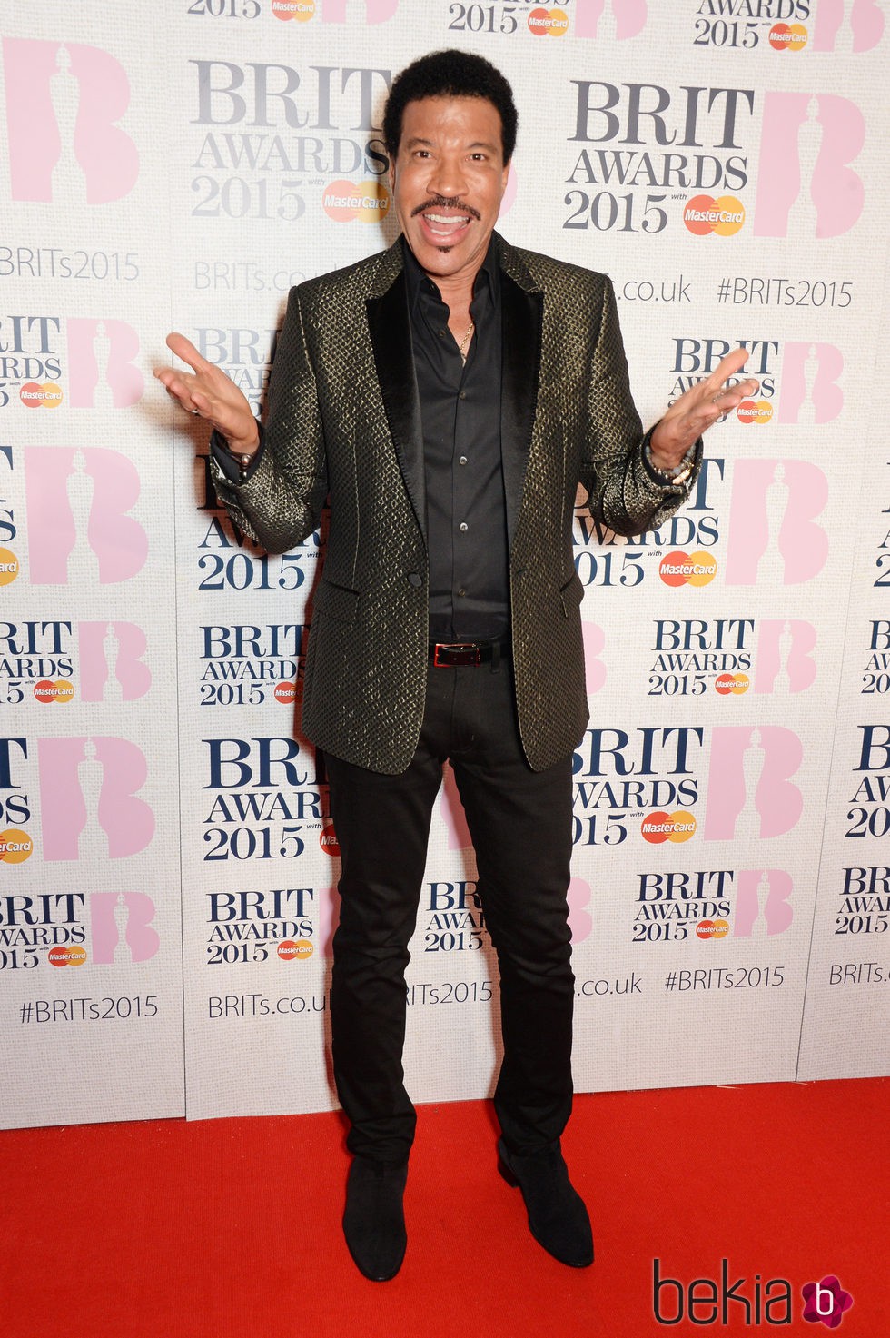 Lionel Richie en la alfombra roja de los Brit Awards 2015