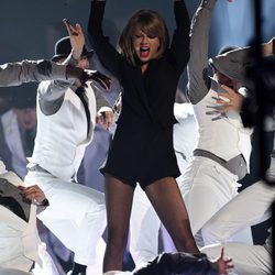 Taylor Swift durante su actuación en los Brit Awards 2015