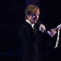 Ed Sheeran recogiendo el galardón a Mejor solista masculino británico en los Brit Awards 2015