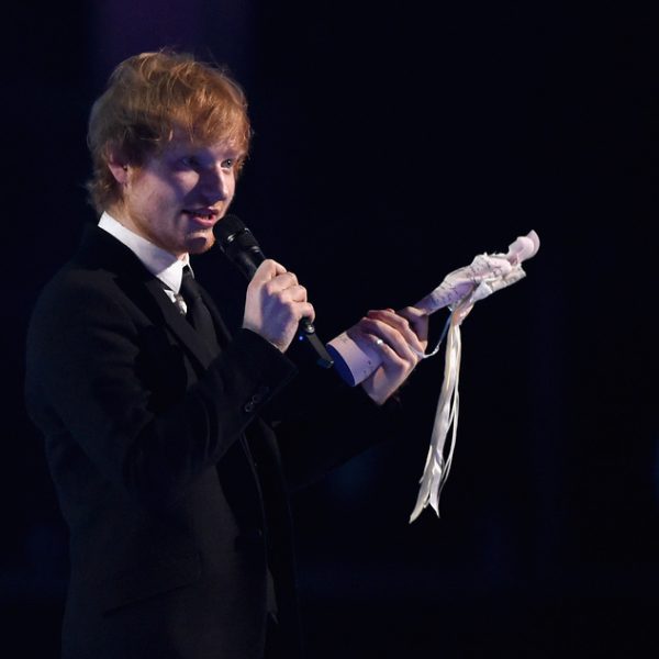 Ed Sheeran Recogiendo El Galardón A Mejor Solista Masculino Británico ...