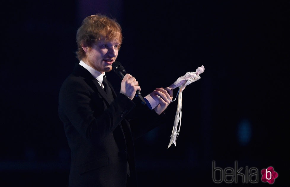 Ed Sheeran recogiendo el galardón a Mejor solista masculino británico en los Brit Awards 2015