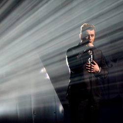 Sam Smith durante su actuación en los Brit Awards 2015