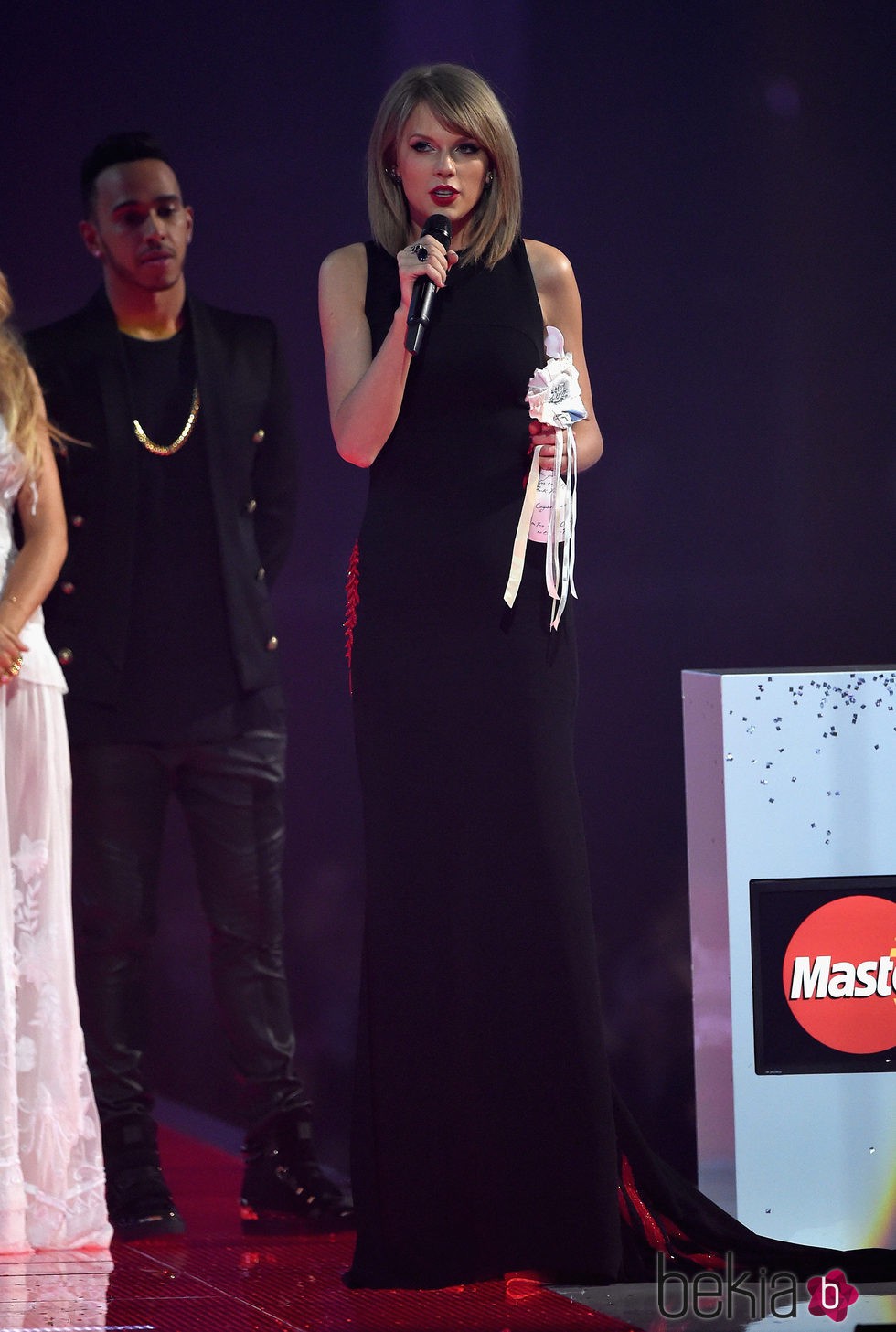 Taylor Swift recogiendo su premio de los Brit Awards 2015