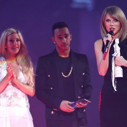 Ellie Goulding, Lewis Hamilton y Taylor Swift en los Brit Awards 2015