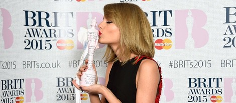 Taylor Swift besando su galardón de los Brit Awards 2015