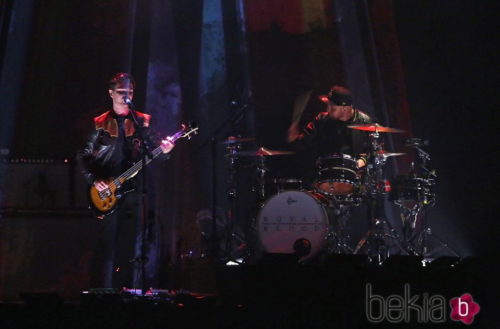 Royal Blood durante su actuación en los Brit Awards 2015