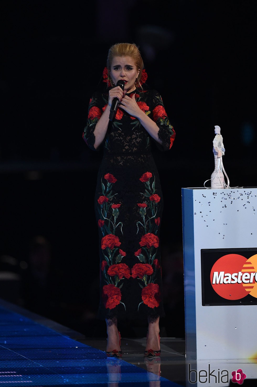 Paloma Faith emocionada recogiendo su galardón en los Brit Awards 2015