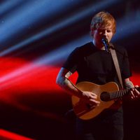 Ed Sheeran durante su actuación en los Brit Awards 2015