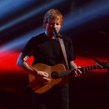 Ed Sheeran durante su actuación en los Brit Awards 2015