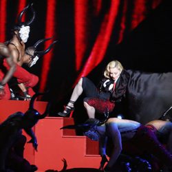 Madonna cayéndose durante su actuación en los Brit Awards 2015