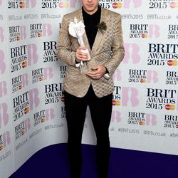 Mark Ronson posando su galardón de los Brit Awards 2015