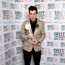 Mark Ronson posando su galardón de los Brit Awards 2015