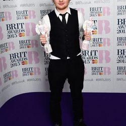 Ed Sheeran posando con sus galardones de los Brit Awards 2015