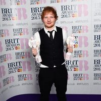 Ed Sheeran posando con sus galardones de los Brit Awards 2015
