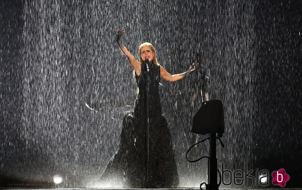 Paloma Faith actuando bajo la lluvia en los Brit Awards 2015