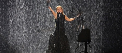 Paloma Faith actuando bajo la lluvia en los Brit Awards 2015