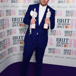 Sam Smith posando con sus galardones de los Brit Awards 2015