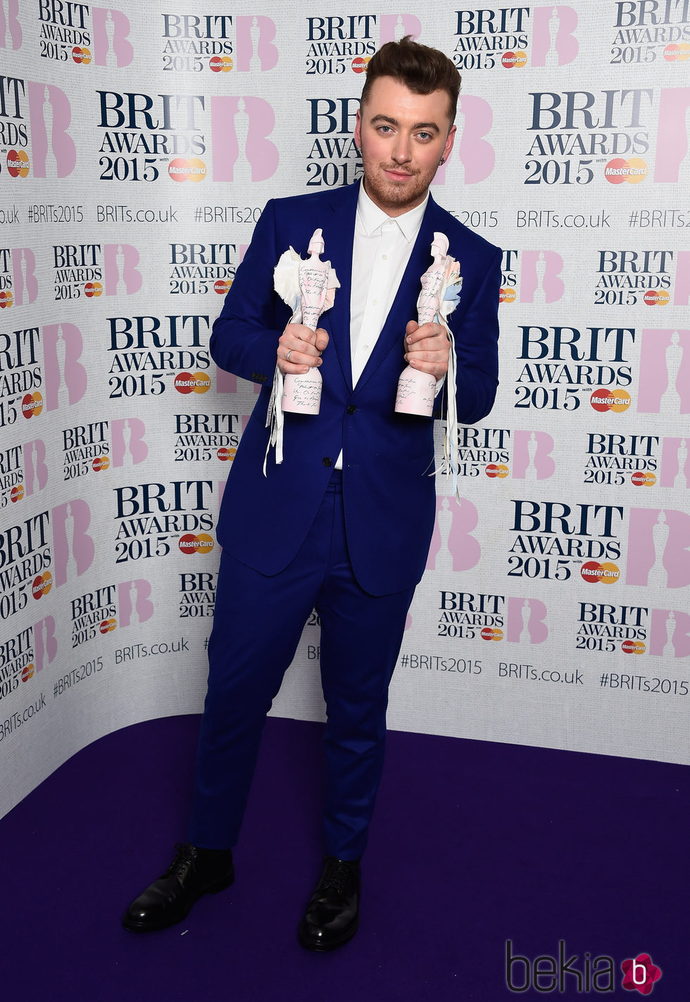 Sam Smith posando con sus galardones de los Brit Awards 2015