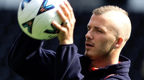 David Beckham con el corte de pelo 'mohicano' en 2001