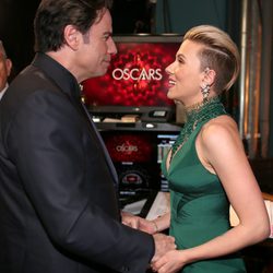 John Travolta y Scarlett Johansson en el backstage de los Oscar 2015