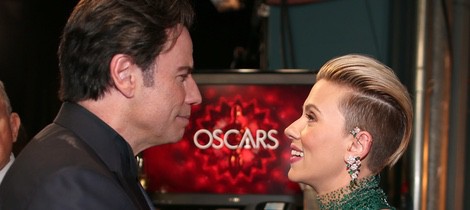 John Travolta y Scarlett Johansson en el backstage de los Oscar 2015