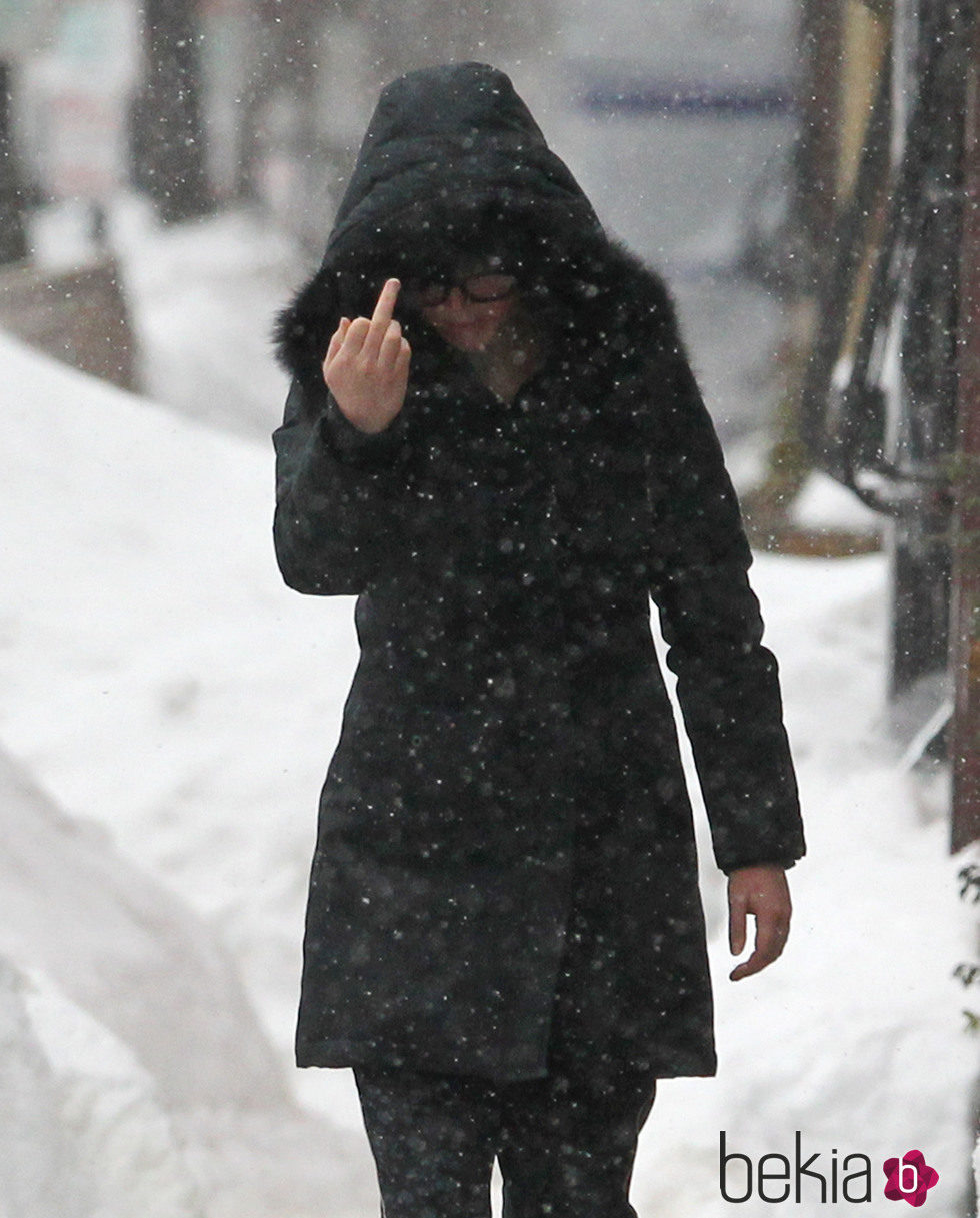 Jennifer Lawrence dedica una peineta a los fotógrafos durante un día invernal en Boston