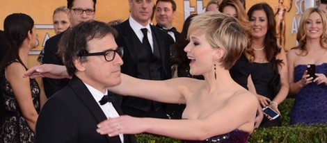 Jennifer Lawrence abraza a David O. Russell durante los Annual Screen Actors Guild Awards 2014