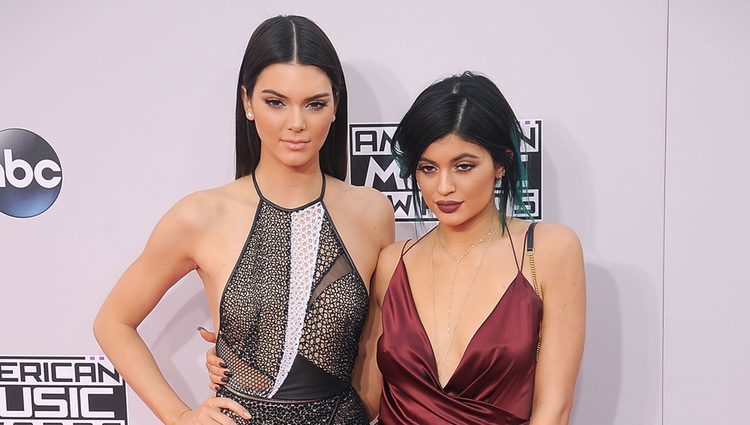 Kendall Jenner y Kylie Jenner asisten a los American Music Awards 2014