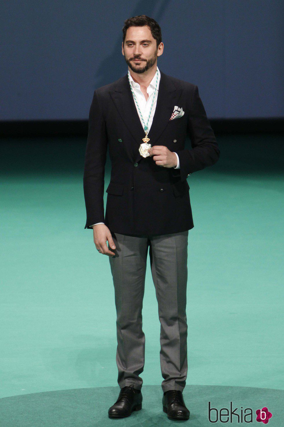Paco León recibiendo la Medalla de Andalucía