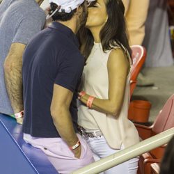 Eva Longoria y José Antonio Bastón besándose en el Torneo de Tenis de Acapulco