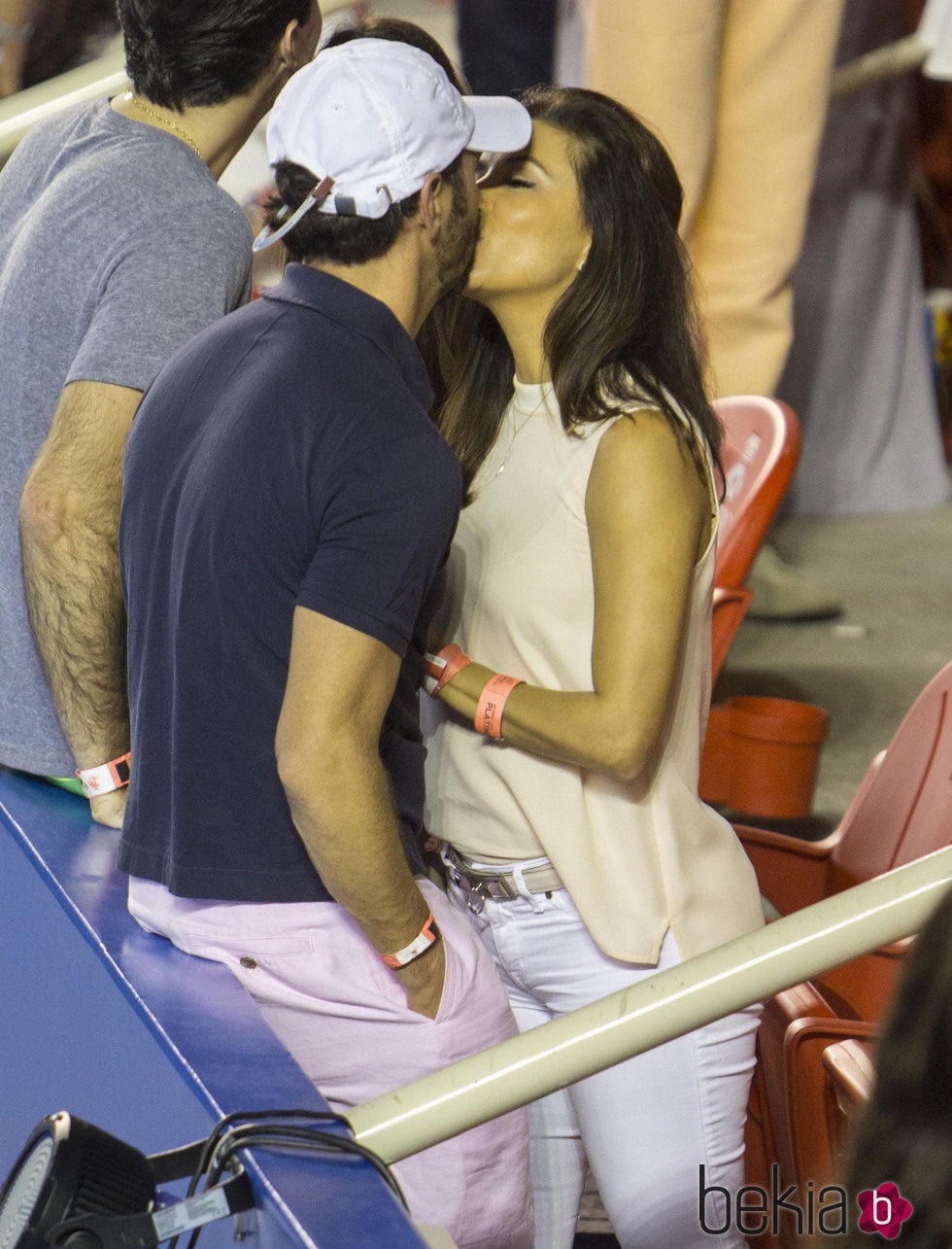 Eva Longoria y José Antonio Bastón besándose en el Torneo de Tenis de Acapulco