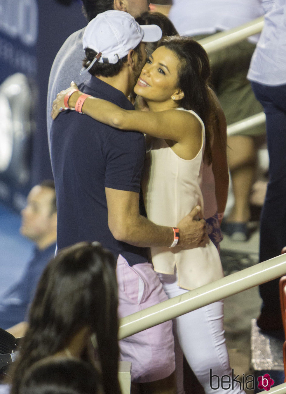 Eva Longoria y José Antonio Bastón abrazándose en el Torneo de Tenis de Acapulco