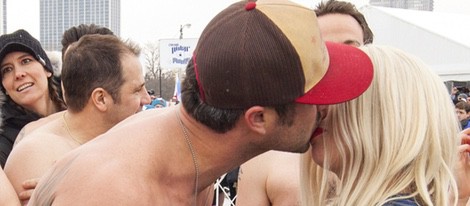 Lady Gaga y Taylor Kinney besándose en el Lago Michigan por una buena causa