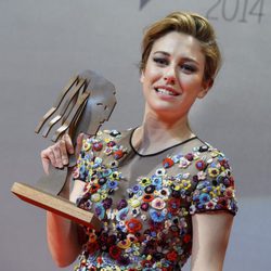 Blanca Suárez con su galardón en la entrega de los Fotogramas de Plata 2014