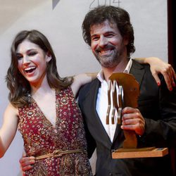 Rodolfo Sancho con su galardón y Úrsula Corberó en la entrega de los Fotogramas de Plata 2014