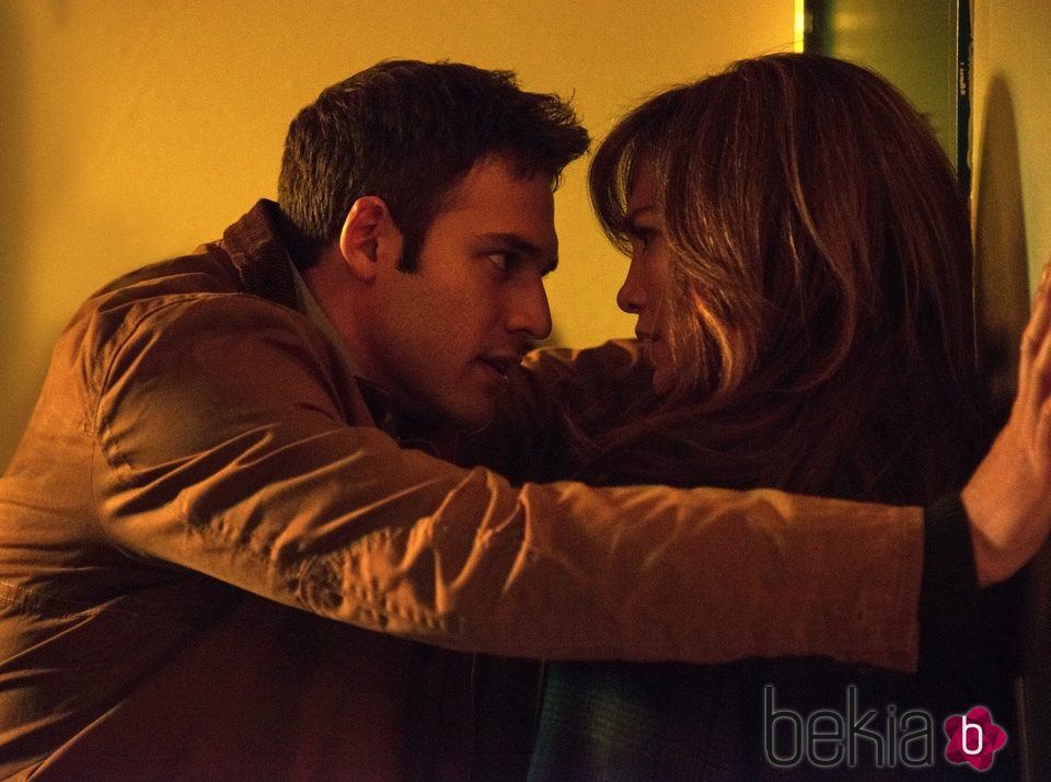 Ryan Guzman y Jennifer Lopez en una escena de 'Obsesión'