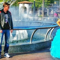 Dani Rovira y Adrián Lastra con una mujer vestida de azul en California