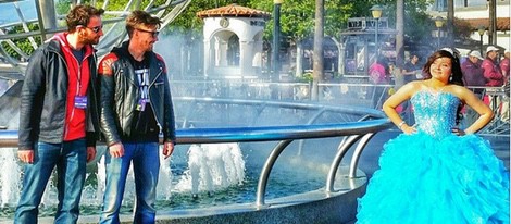 Dani Rovira y Adrián Lastra con una mujer vestida de azul en California
