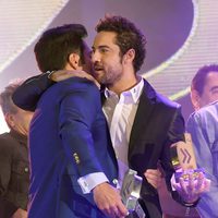 David Bisbal y David Bustamante se abrazan en los Premios Cadena Dial 25 Aniversario