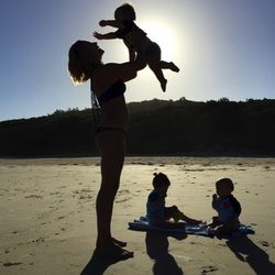 Elsa Pataky con sus hijos India Rose, Tristan y Sasha en la playa