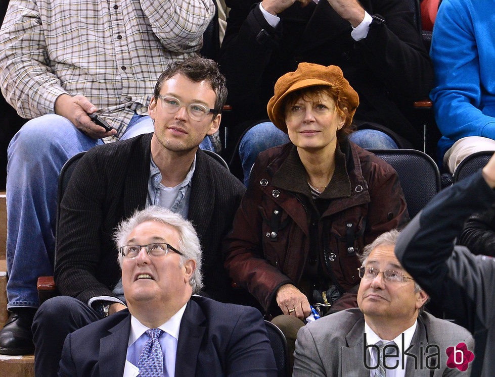 Susan Sarandon y  su novio Jonathan Bricklin asisten juntos a un partido