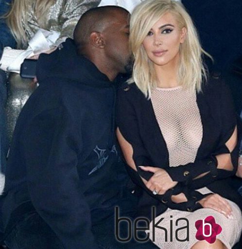 Kanye West susurra algo al oído de Kim Kardashian en la semana de la moda de París