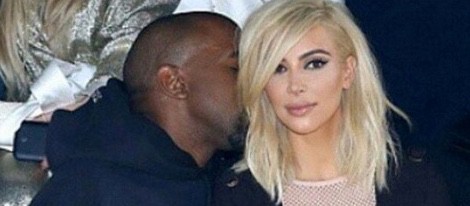 Kanye West susurra algo al oído de Kim Kardashian en la semana de la moda de París