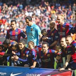 Los jugadores del Barça posan con sus hijos en el Camp Nou