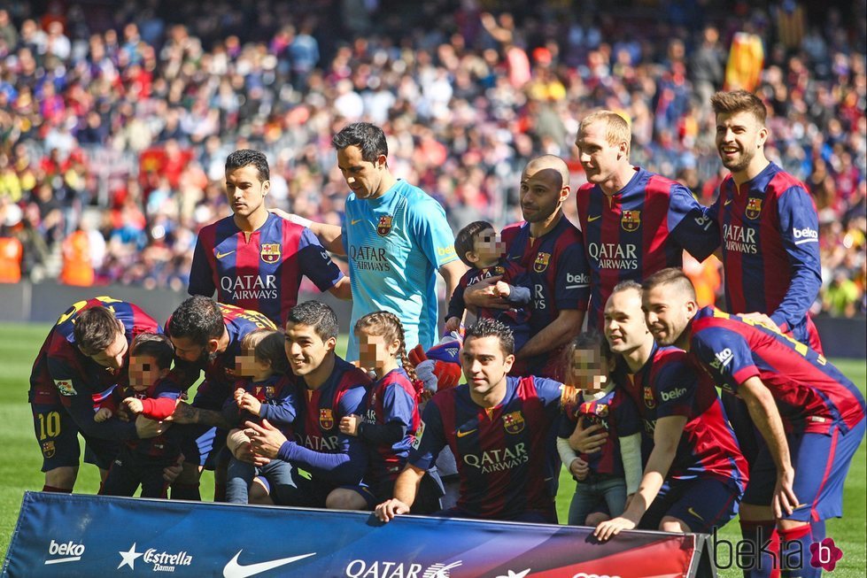 Los jugadores del Barça posan con sus hijos en el Camp Nou