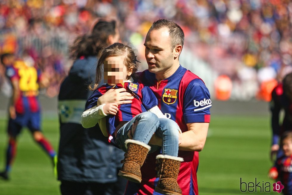 Andrés Iniesta con su hija Valeria en el Camp Nou