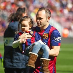 Andrés Iniesta con su hija Valeria en el Camp Nou
