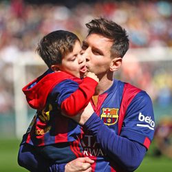 Leo Messi con su hijo Thiago en el Camp Nou