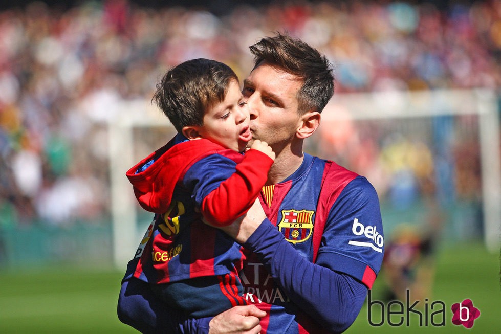 Leo Messi con su hijo Thiago en el Camp Nou - Foto en Bekia Actualidad