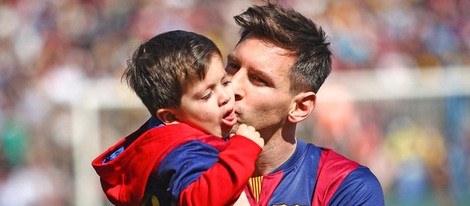 Leo Messi con su hijo Thiago en el Camp Nou
